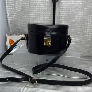 (B7) Michael Rome Cross Vintage, 1980sBenchley BagBlack Leather HandbagNO KEY